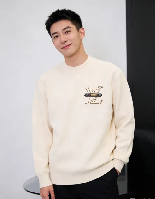 Louis Vuitton/Louis Vuitton chest old pattern leather crew neck sweater